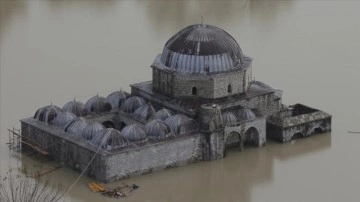 Arnavutluk'ta Türkiye'nin desteğiyle restore edilen Kurşunlu Camisi sular altında