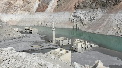 Artvin'de baraj altında kalan k&ouml;y su seviyesi d&uuml;ş&uuml;nce yeniden ortaya &ccedil;ıktı