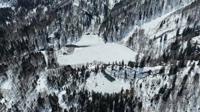 Artvin'de beyaz &ouml;rt&uuml;yle kaplanan Bor&ccedil;ka Karag&ouml;l havadan g&ouml;r&uuml;nt&uuml;lendi