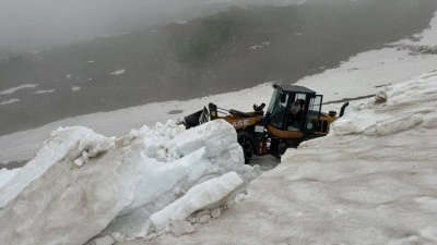 Artvin'de yayla yollarında karla m&uuml;cadele s&uuml;r&uuml;yor