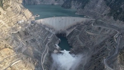 Artvin'deki Deriner Barajı'ndan 7 yıl aradan sonra dolusavaklardan su bırakıldı