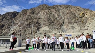 Artvin'de öğrenciler 275 metre yüksekliğindeki baraj gövdesinde koştu