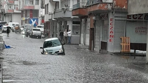 Artvin'in Hopa il&ccedil;esinde sağanak hasara yol a&ccedil;tı