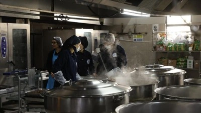 Aş&ccedil;ı adayı kız &ouml;ğrenciler, Ramazan sofralarını s&uuml;sl&uuml;yor