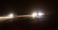 Aşırı kar ve buzlanma nedeniyle iki tırın makas attığı yol trafiğe kapandı