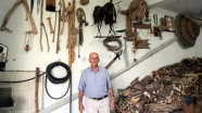 Asırlık tarım aletleri koleksiyonunu garajda saklıyor