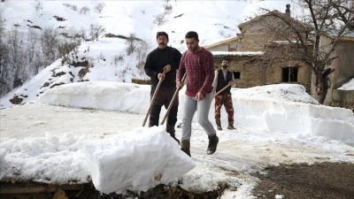 Asırlık taş evlerin damında biriken kar imece usul&uuml;yle temizleniyor