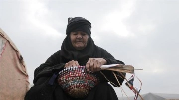 Asırlık Yazi nine sobasız çadırda rızkını sepet örerek arıyor