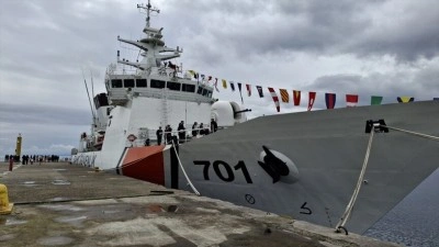 Askeri gemiler ziyarete a&ccedil;ıldı