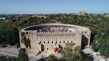 Aspendos Antik Tiyatro'da 7 bin öğrenci kitap okudu