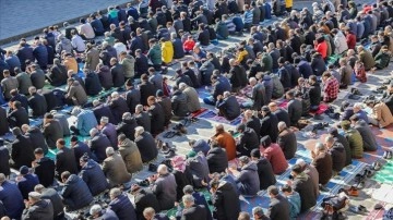 "Asrın felaketini" yaşayan illerdeki cuma namazlarında dayanışma duası