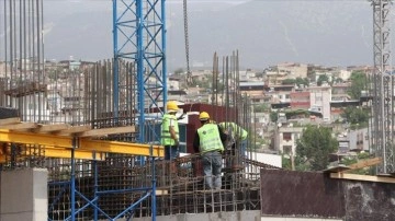 "Asrın felaketi"nin merkez üssünde inşaat işçileri 1 Mayıs'ı çalışarak geçiriyor