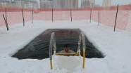 Astanalılar sağlığı nehrin buzlu sularında arıyor