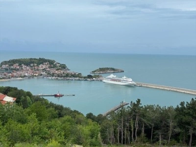 'Astoria Grande' kruvaziyeri 1079 yolcusuyla Amasra'ya geldi