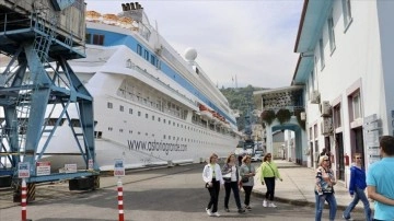 "Astoria Grande" kruvaziyeri 555 yolcusuyla Trabzon Limanı'na geldi