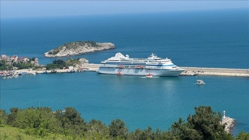 "Astoria Grande" kruvaziyeri 997 Rus yolcusuyla Amasra'ya geldi