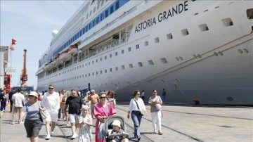 'Astoria Grande' kruvaziyeri 998 yolcusuyla Samsun Limanı'na demirledi