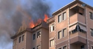 Ataşehir'de 7 katlı binanın çatısı alev alev yandı