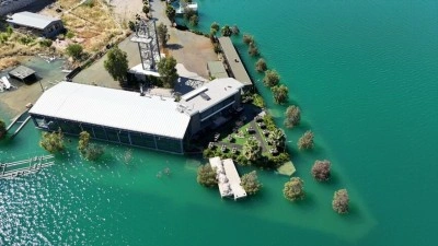 Atat&uuml;rk Baraj G&ouml;leti &ccedil;evresindeki bazı kafe ve lokantalar su altında kaldı