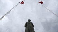 Atatürk'ün tümenine karargah olan köy bayraklarıyla gururlanıyor