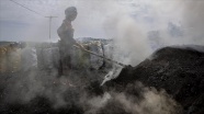 Ateş karşısında alın teri döken işçiler meşe odununu mangal kömürüne dönüştürüyor