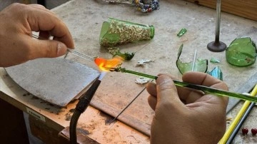 Ateşle yeniden buluşan atık cam, ustasının elinde süs eşyasına dönüşüyor