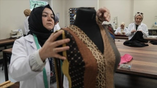 Atık kumaşlar ustaların ellerinden özgün tasarımlara dönüşüyor