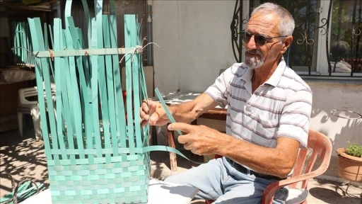 Atık plastik şeritleri sepet ve çantalara dönüştürüyor