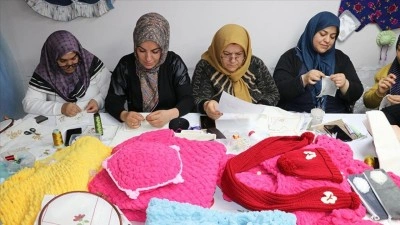 Atık tekstil &uuml;r&uuml;nleri g&ouml;n&uuml;ll&uuml; kadınların elinde giyim eşyasına ve aksesuara d&ouml;n&uuml;ş&uuml;yor