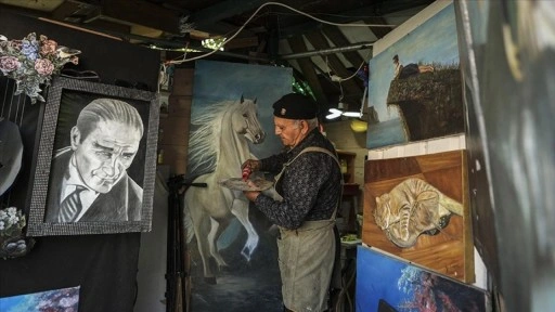 Atıkları dönüştüren huzurevi sakini bahçeyi sanat galerisine çevirdi