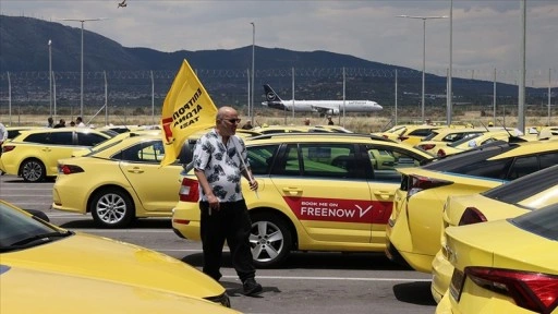 Atina'da 48 saatlik greve giden taksicilerden Eleftherios Venizelos Havalimanı'nda eylem