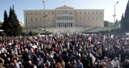 Atina’daki protestoda araçlar ateşe verildi