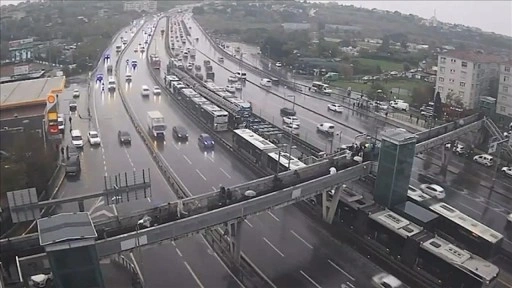 Avcılar'da arızalanan metrobüs yoğunluğa neden oldu