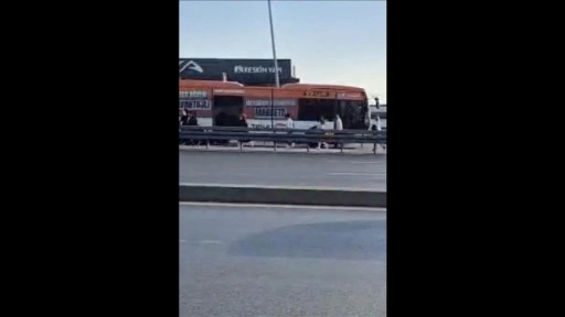 Avcılar'da arızalanan metrobüsün yolcuları bir sonraki durağa yürüdü