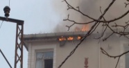 Avcılar’da ev yangınında tüpün patlama anı kamerada