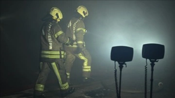 Avcılar'da tekstil fabrikasında çıkan yangına itfaiyenin müdahalesi sürüyor