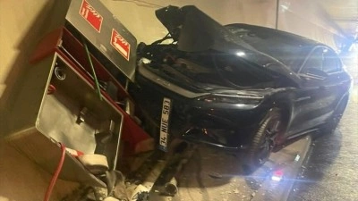 Avrasya T&uuml;neli'nde otomobil itfaiyeye ait yangın panosuna &ccedil;arptı