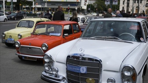 Avrupa'daki klasik otomobil tutkunları Saraybosna'da buluştu