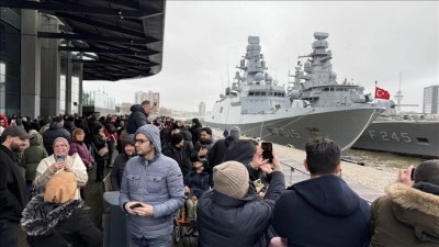 Avrupa'daki T&uuml;rkler Rotterdam Limanı'na demirleyen TCG Anadolu'ya b&uuml;y&uuml;k ilgi g&ouml;sterdi