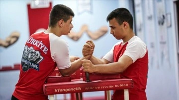 Avrupa şampiyonu ikizler bilek güreşinde dünya birinciliği için birlikte çalışıyor