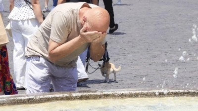Avrupa'yı bu yaz kavuran sıcak hava dalgalarının daha yoğun ve sık g&ouml;r&uuml;leceği tahmin ediliyor