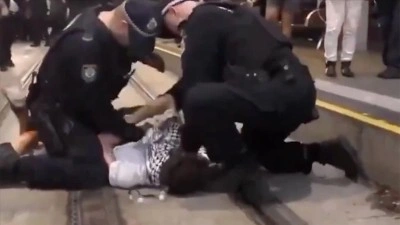 Avustralya'da Filistin destek&ccedil;isi protestocu, polis tarafından yerde defalarca yumruklandı