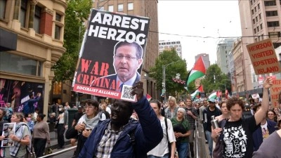 Avustralya'da y&uuml;zlerce kişi, Parlamento binası &ouml;n&uuml;nde Herzog'un ziyaretini protesto etti