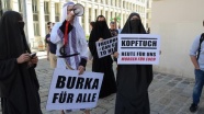 Avusturya&#39;da aşırı sağcılardan çarşaflı protesto