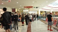 Avusturya’da Kovid-19/ koronavirüs nedeniyle kapanan kuaför ve alışveriş merkezleri yeniden açıldı