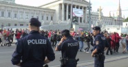 Avusturya'da yürürlüğe giren 'Burka Kanunu' protesto edildi