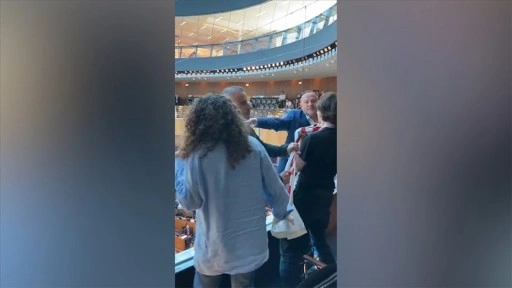 Avusturya Parlamentosu'nda, İsrail'in Gazze'deki soykırımına sessiz kalınması protest