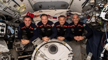 Ax-3'ün misyon lideri, Türk astronot Gezeravcı'nın da yer aldığı ekibin fotoğrafını paylaş