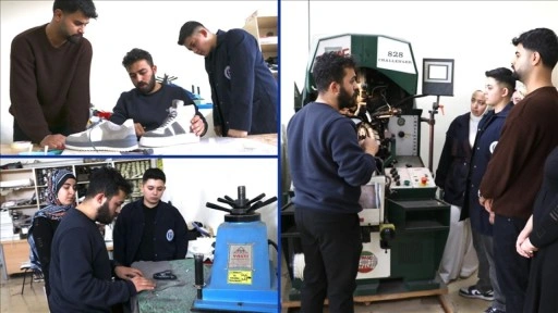 Ayakkabıcılığın p&uuml;f noktalarını mezun olduğu okuldaki &ouml;ğrencilere aktarıyor