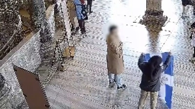 Ayasofya'da dini ve ideolojik i&ccedil;erik taşıyan sembolik bayrak a&ccedil;an 2 ş&uuml;pheli tutuklandı